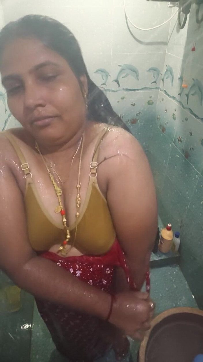Susmitha2258: Indiana mulher tomando banho
