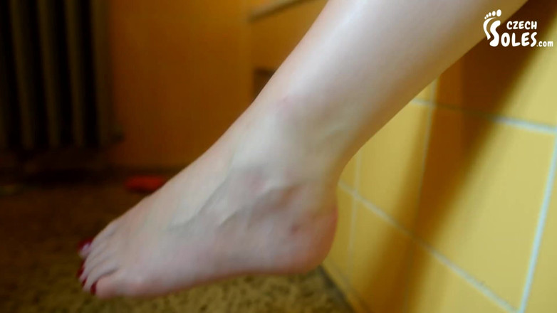 Czech Soles - foot fetish content: Mandi panas, mengusik awak dengan kakinya yang terdedah...