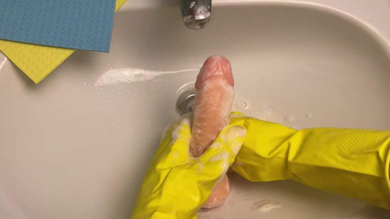 Cherryonthecake231: Gorąca gospodyni myje dildo po swojej cipce