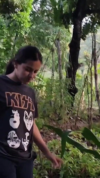 Awek latina comel latina berjalan di luar rumah dan berkelip buah dada besar dan pantatnya