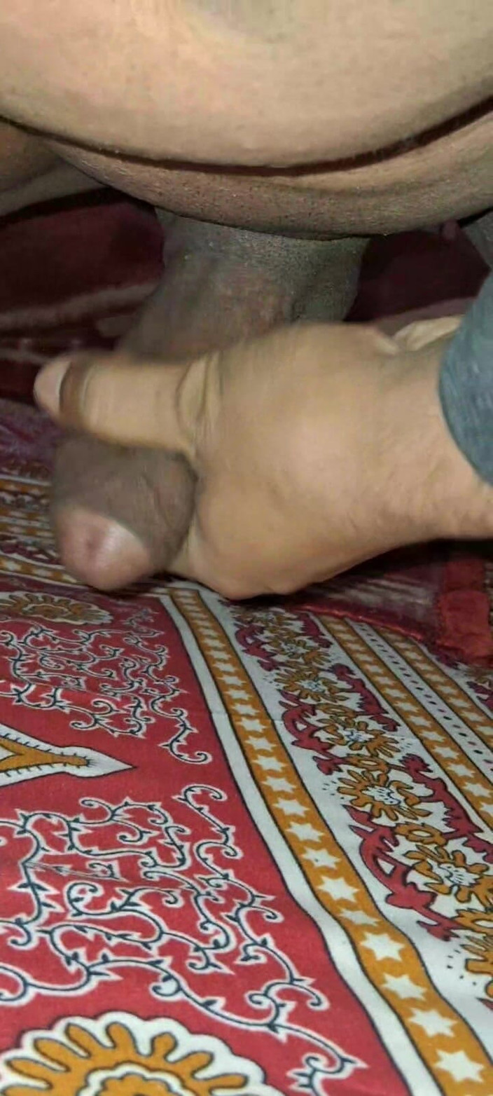 Rajveer Bhumihar: Un jeune Indien allongé sur le lit et fait une...