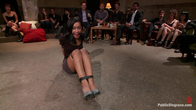 Public Disgrace by Kink: Bela modelo de fetiche é empurrada para seus limites e martelada...