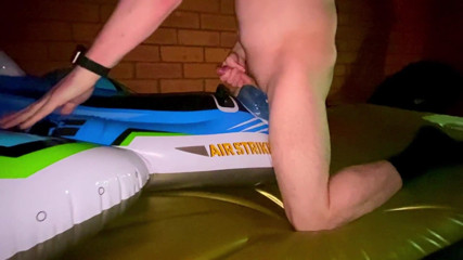 Aussie bi boy: L'aereo intex blu in lattice scopa sul letto ad acqua
