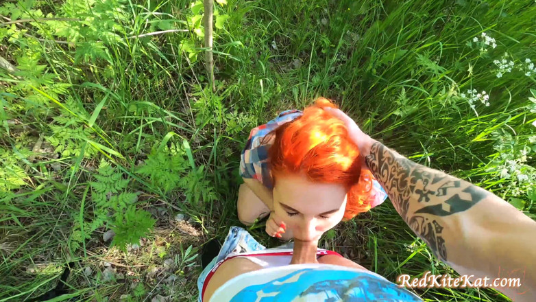 Red KiteKat: Тинка сосет большой член и получает оральный кримпай на улице в парке