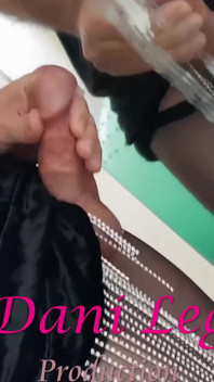 Kaki Dani dalam Pantyhose memancut besar pada cermin