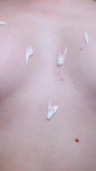 Natuurlijke perfecte kleine tieten en tepels met room