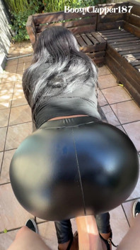 Hennes Glänsande Latexbyxor Tar En Massiv Spermasprut