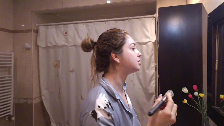 Keila Bassi: Io La Mamma Della Mia Ragazza Mentre Si Tocca Giocando...