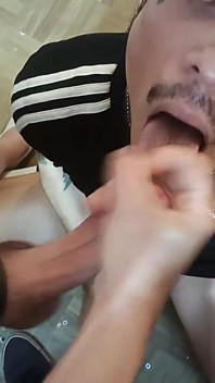 Leo Bulgari toma dos cargas faciales explosivas - del semental y del camarógrafo!