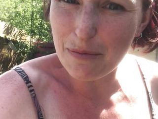 Rachel Wrigglers: 그녀의 간과 정원에서 POV 오줌을 하기 위해 밖으로 나가는 필사적인 밀프