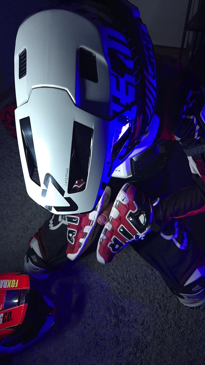 Sneakersmax98: Geile bikerin spielt mit seinem schwanz