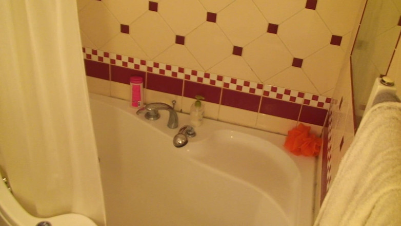 All Those Girlfriends: Blonde schoonheid Holly neemt een douche