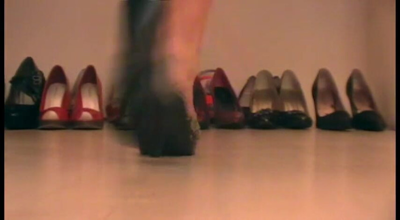 Foot Girls: Amatör orta yaşlı seksi kadın ayakkabı oyunu