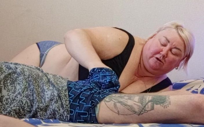 Zona901: Styvmamma suger min kuk tills jag cum i hennes mun...
