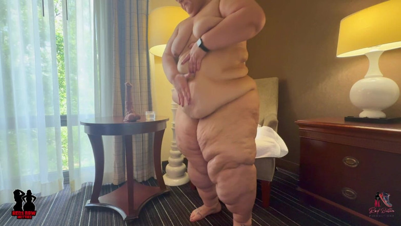 Reds BBW Hotties: SSBBW Talks to You While Playing with Toy