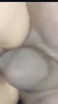 부모님 뒤에서 섹스하는 배다른 여동생과 의붓여친, 의붓여친에게 따먹히는 인도 핫한 소녀