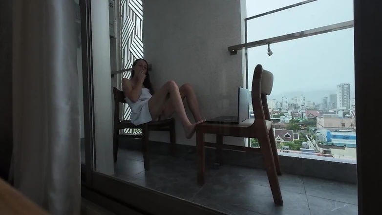 ScottishSweetie: Menjolok pepek saya di balkoni saya!