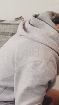 내 동생 친구가 옷을 가지러 왔고, 나는 그에게 자지를 빨고 내 엉덩이에 쑤셔 넣으라고 설득했어, 그가 사정할 때까지!
