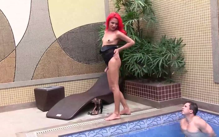 Transsexuell: Calda trans con tette enormi si fa scopare anale