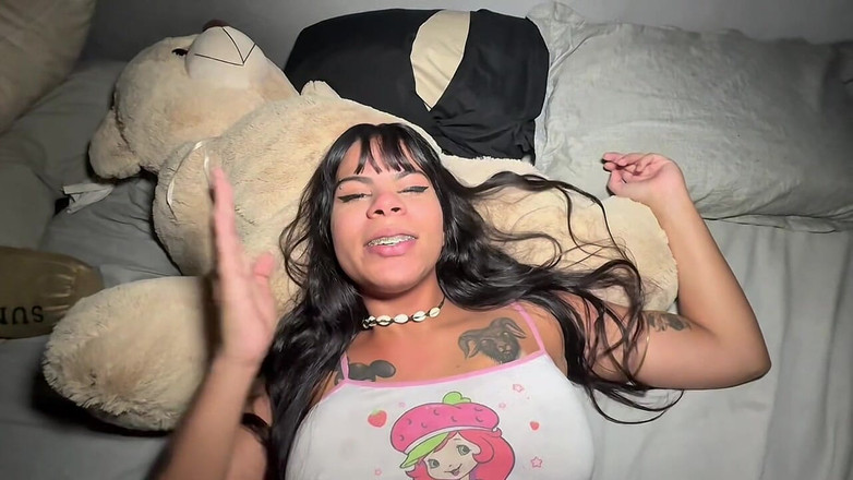 Lunna Geek: Cewek sange ini lagi asik pamer piyamanya dan ngentot kontolnya...