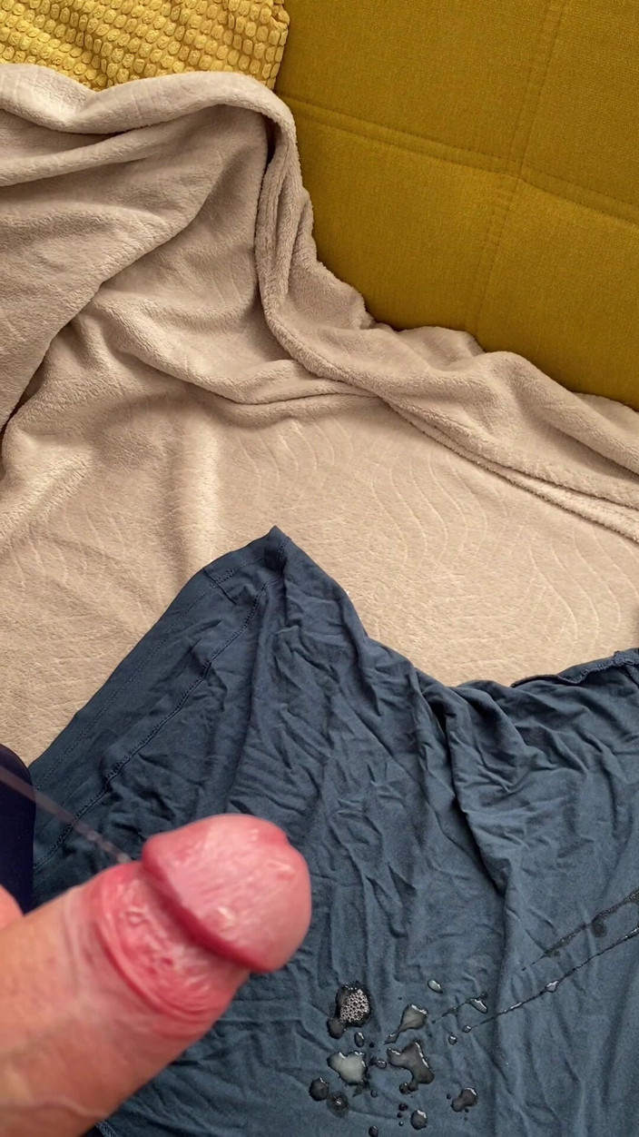 1TeddyBear1: J’ai fini une grosse bite et j’ai éjaculé sur un t-shirt...