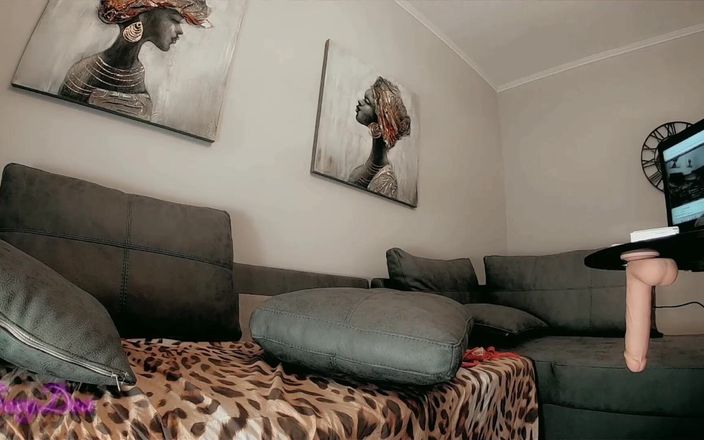 Sexydea: Une pêche pulpeuse écarte les cuisses : fiesta sensuelle avec doigtage