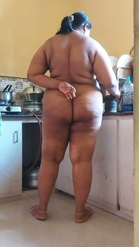 Mallu esposa cozinhando nua e lavando pratos