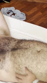 털복숭이 곰이 지배하며 격렬하게 섹스하다가 결국 침대를 부쉈다