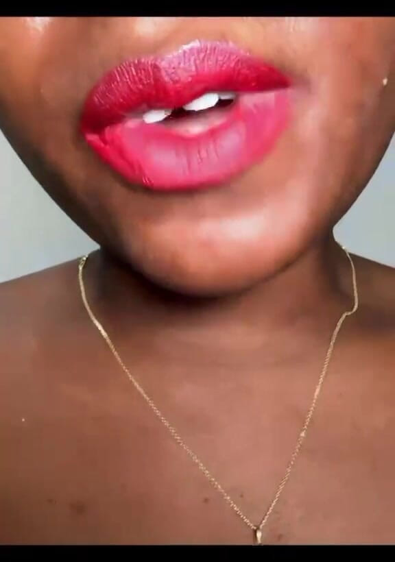 African Fart Queen: Vídeo de peido personalizado em calças de couro caras