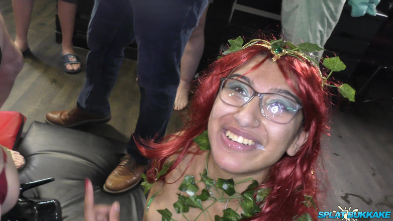 Gangbang team: Cosplay přítelkyně Desi a Samantha sdílejí ptáky a Spunk