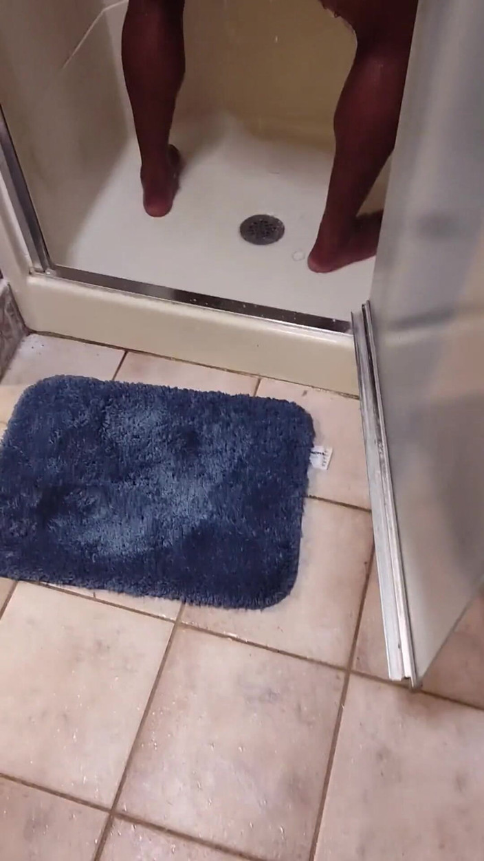 Kennie Jai: Gefangen! Kennie Jai wird vom mitbewohner beim in der dusche...