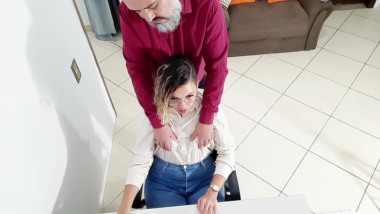Gabi SweetCouplesStories: Секретарша имеет свое очко, используемое ее боссом в офисе.