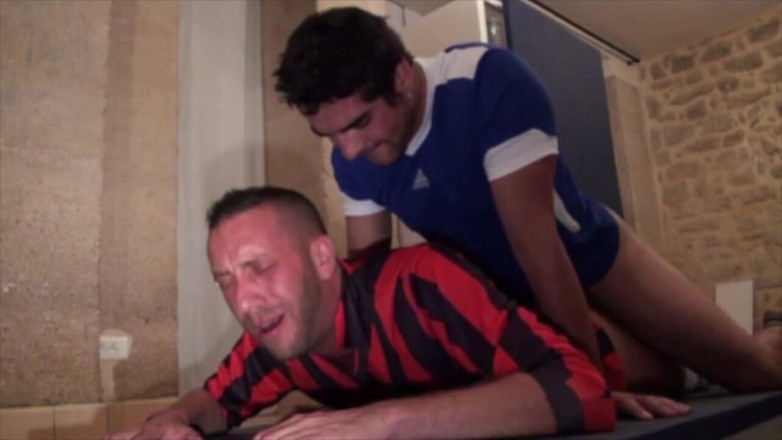 FRENCH AMATORS SEXTAPES: Dwa seksowne sportowe chłopaki ruchają się w szatni