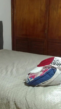 Ce garçon en short de football nakes et montre son cul en 4