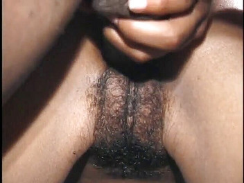 Hot and Wet: उत्तेजित प्यारी विशाल काले लंड द्वारा अपनी गुलाबी चूत की चुदाई का मजा लेती है