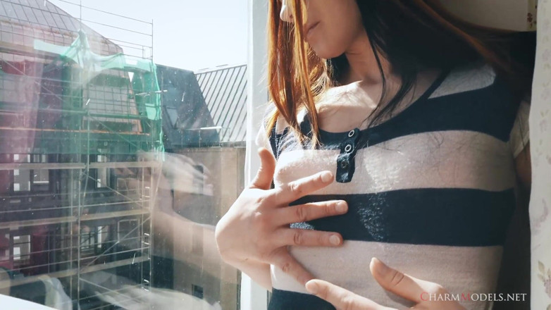 CharmModels: Lea在阳光明媚的红发女郎在窗边