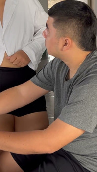 那个女孩勾引了工作中的男人，她根本没有机会......