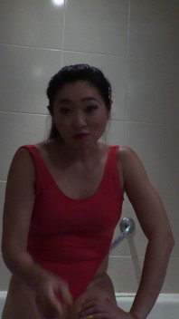 泡沫撒尿 - 喝我的小便