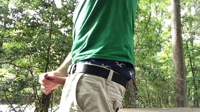 TJenner: 我在树林里的野餐桌上自慰。