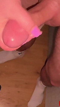 Ein Amateur, Deutsche Hausfrau, Handjob, Cumshot-video Und Schöne Füße