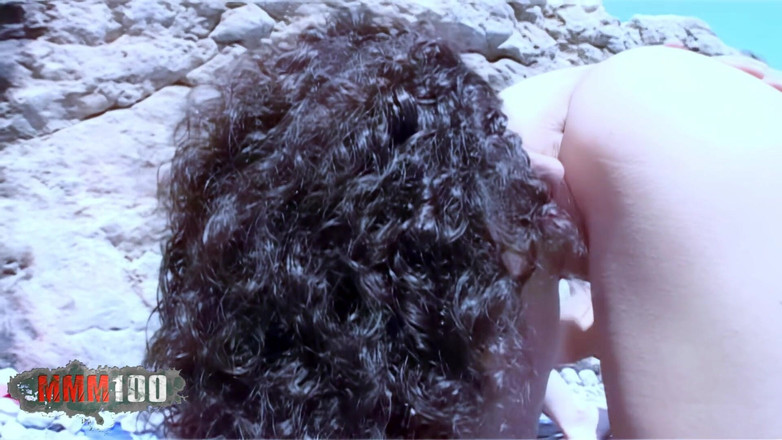 MMM100: Steffy:2法国女同性恋者在海滩上做爱