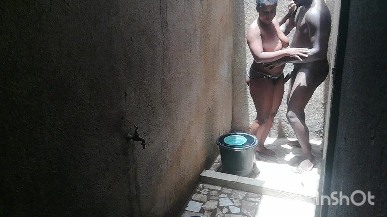 Pornsexlive: Manželka mého nejlepšího přítele mi zavolala do sprchy, zatímco myla...