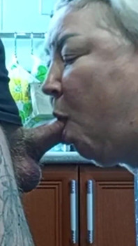 Après une pipe profonde, la belle-mère cuce le sperme