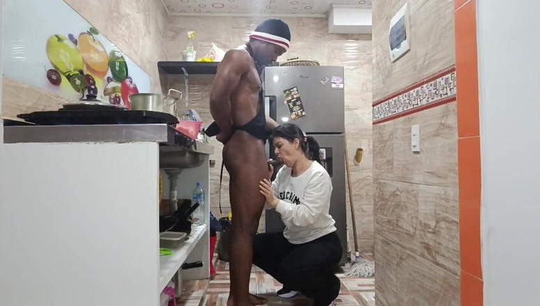 Colombianas amateur: ラテン系の女の子とのギャギンセックス