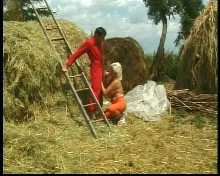 Busty German Sluts: Tato zralá blondýnka z Německa byla ošukaná na farmě