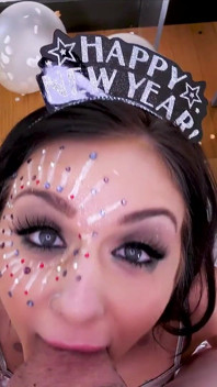 Sladká teenagerka Rosalyn Sphinx POV hluboké kouření a polykání spermatu