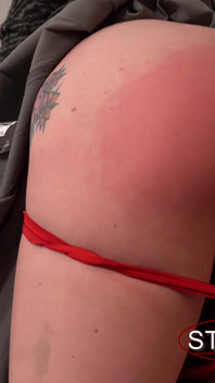 被她的耳朵拉扯并被惩罚