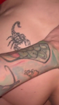 Rouquine Tatouée À Quatre Pattes En Point De Vue, a Demandé Du Lait Dans Sa Chatte Et a Joui Dans Sa Bouche