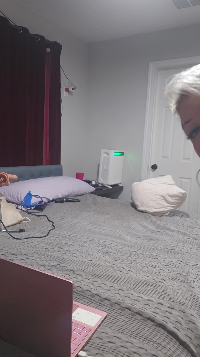 Claudia Marie: Děvka s obřími kozami má sex na kameře