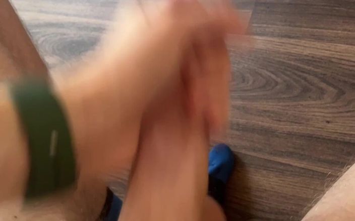 Johnny69227: Молодой твинк. Большой хуй мастурбирует. Горячая молодая студентка много кончает, большая порция спермы